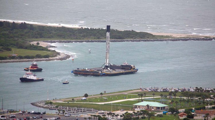VIDEO: SpaceX’s reusable Falcon booster returns to port after crew launch
