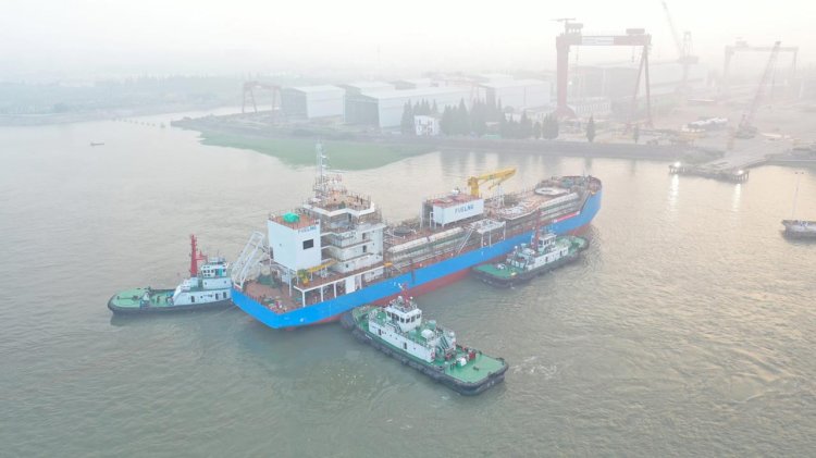 Singapore’s first LNG bunkering vessel launches