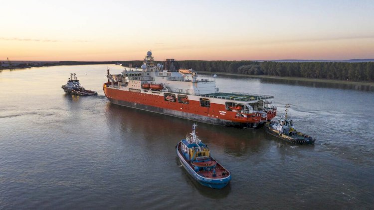 VIDEO: Australia’s new icebreaker on the move