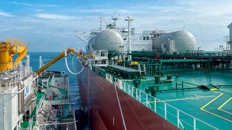 FueLNG completes Singapore’s first ship-to-ship bunkering of an LNG-fuelled oil tanker