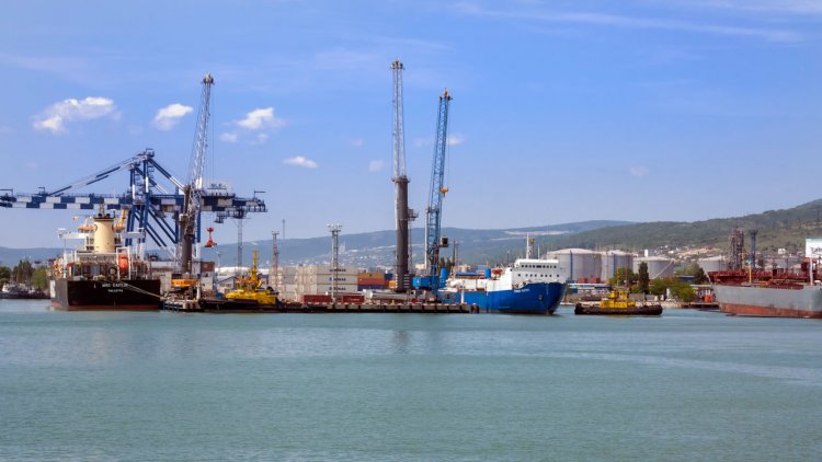 Novorossiysk named the cause of the oil spill in the port