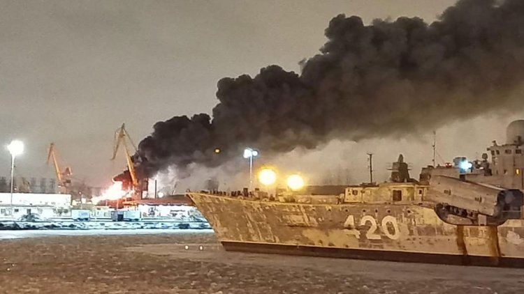 VIDEO: Russian corvette burned down at the shipyard