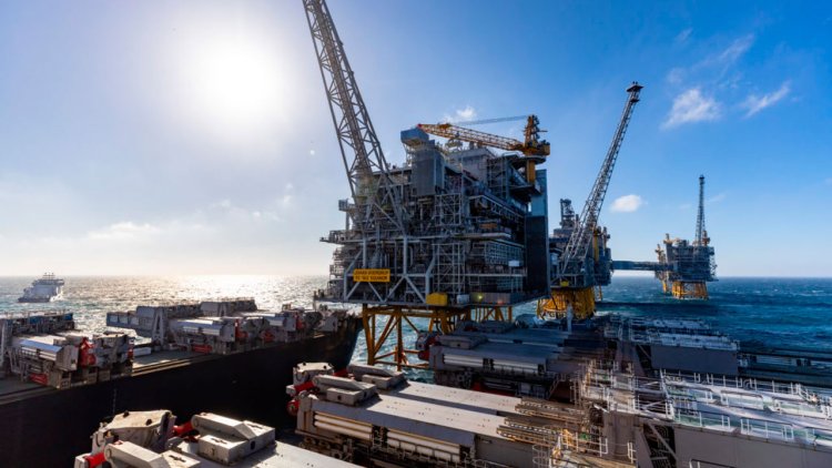 Pioneering Spirit installs 25,000 tonne P2 platform