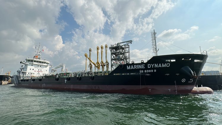 First hybrid fueling barge chartered in Singapore