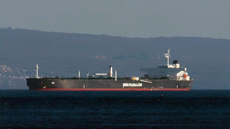 Houthis hit a tanker with Russian oil