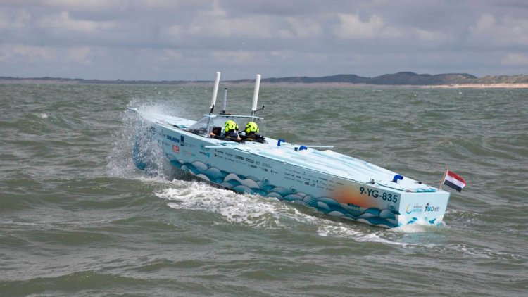 Dutch students complete North Sea crossing in self-built hydrogen boat