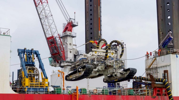 Van Oord designed a gigantic and remotely controlled trencher